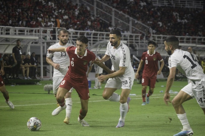 PUNYA DARAH JEMBER: Ivar Jenner, pemain belia Timnas Indonesia, saat melakoni debutnya pada laga melawan Palestina, kemarin (14/6), di Surabaya. Pemain naturalisasi Indonesia-Belanda ini mendapat pujian dari Shin Tae-Yong.