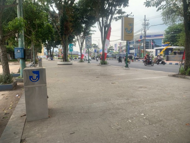 BELUM TENDER ULANG: Situasi Alun-Alun Jember saat sore hari. Kini rencana perbaikan belum bisa dilakukan, sebab terkendala proses tender.