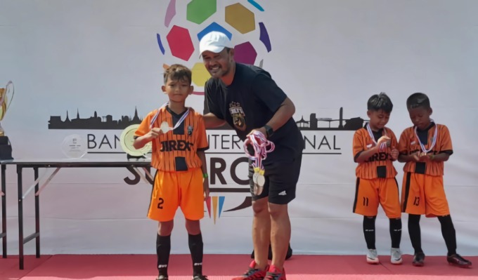 MENOREHKAN PRESTASI: Billi, pesepak bola cilik asal Jember, berhasil mengantarkan salah satu klub Indonesia juara di laga sepak bola Asia Tenggara.