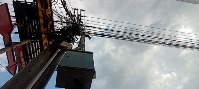 RUWET: Kabel internet yang tidak beraturan di kawasan perkotaan Jember.