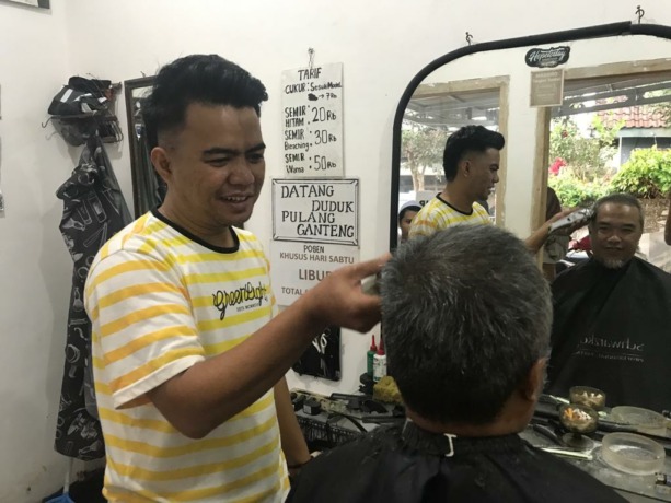 TERAMPIL: Fauzen ODGJ dari Wringin yang sembuh dan meneruskan hidup dengan berprofesi sebagai tukang cukur rambut.