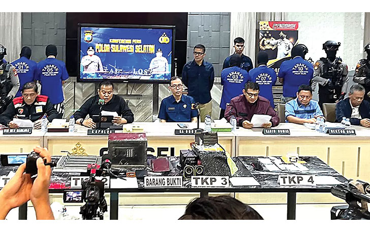Irjen Setyo Boedi, Kapolda Sulawsi Selatan (Sulsel) (dua dari kiri) menjelaskan kasus temuan brankas narkoba di kampus UNM.