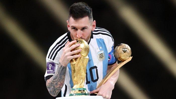 Lionel Messi saat mencium Piala Dunia 2022. Messi dikabarkan batal jadi ke Indonesia.