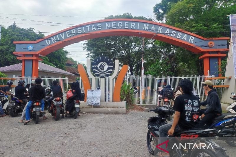 Suasana sejumlah mahasiswa hendak masuk ke gerbang kampus Universitas Negeri Makassar (UNM) Parangtambung di Jalan Daeng Tata Raya Makassar, Sulawesi Selatan, Sabtu (10/6/2023).