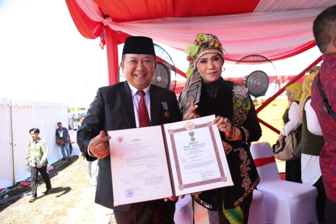UNTUK WARGA JEMBER: Bupati Jember Hendy Siswanto bersama sang istri, Kasih Fajarini, saat menunjukkan sertifikat tanda kehormatan Satyalencana Wira Karya.