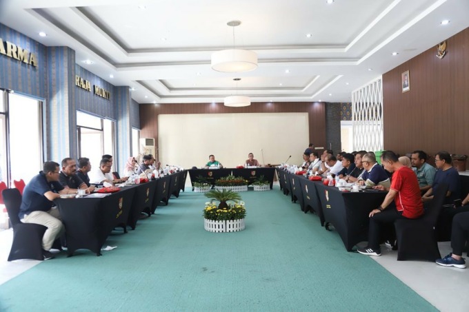 RAPAT INFLASI: Bupati Jember Hendy Siswanto memimpin rapat terkait pengendalian inflasi menjelang Idul Adha dan El Nino, di Hall Praja Mukti, Kantor Pemkab Jember, kemarin (14/6).