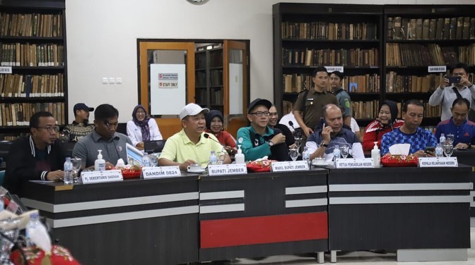 TERUS TUKAR PENDAPAT: Bupati Jember Hendy Siswanto (tengah/baju kuning) saat berdiskusi masalah inflasi di Jember saat menggelar Si Rambo di Puslit Kopi dan Kakao, kemarin (7/6).