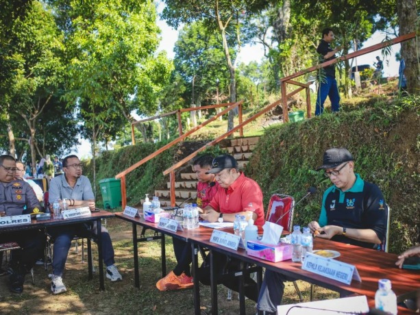 KOORDINASI: Bupati Jember Hendy Siswanto bersama OPD Pemkab Jember dan Forkopimda melakukan rapat rutin pengendalian inflasi di Hotel Rembangan, kemarin (31/5).