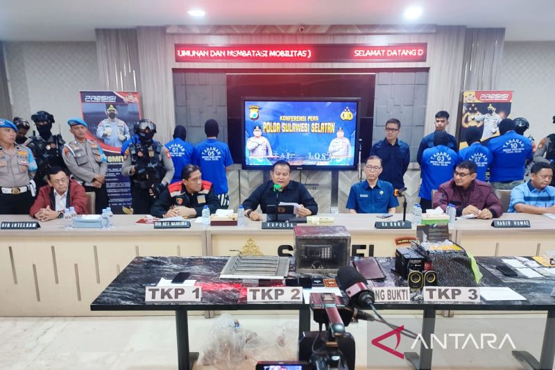 Kapolda Sulsel Irjen Pol Setyo Boedi Moempoeni (tengah) bersama jajarannya, didampingi Kepala BNNP Sulsel Brigjen Pol Ghiri Prawijaya (dua kanan) dan perwakilan pejabat Kampus UNM saat rilis pengungkapan kasus, di Mapolda Sulawesi Selatan, Makassar, Mingg