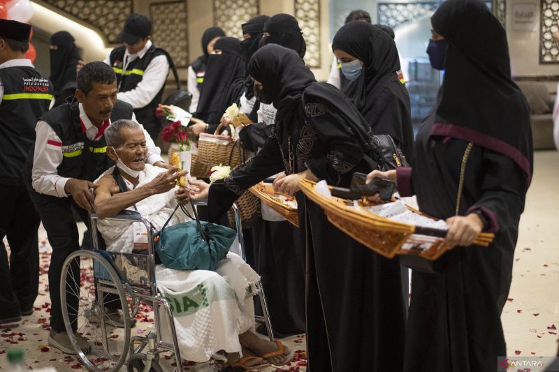 Petugas membantu jemaah calon haji kloter SOC 01 dengan menggunakan kursi roda setibanya di Hotel kawasan Mekah, Arab Saudi, Kamis (1/6/2023). Sebanyak 1897 jemaah yang terbagi dalam lima kloter tiba perdana di Mekah usai menjalankan ibadah sunah Arbain d