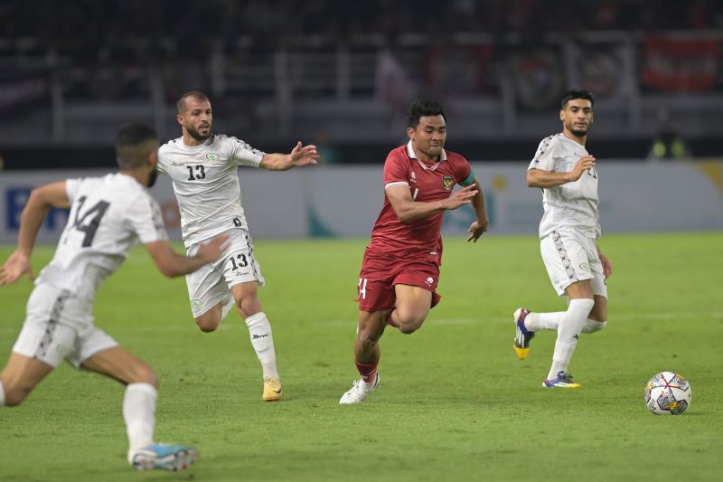 Pemain Timnas Indonesia Asnawi Mangkualam Bahar (kedua kanan)