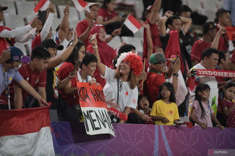 Suporter Timnas Indonesia. ANTARA FOTO/Zabur Karuru/tom.