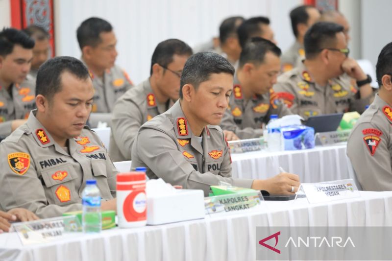 Kapolrestabes Medan Kombes Pol Valentino Alfa Tatareda (nomor 2 dari kiri).