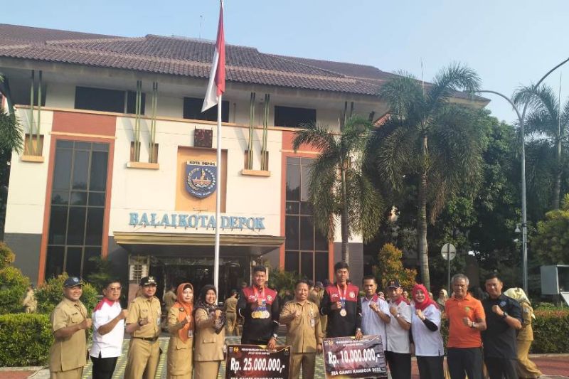 Caption foto : Sekda Kota Depok Supian Suri (tengah) bersama atlet, Ketua KONI Depok Herry Suprianto (kelima dari kanan) usai pemberian dana imbal prestasi ateket periah medlai di SEA Games Kamboja 2023