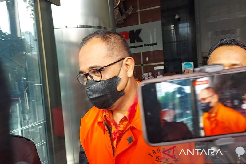 Mantan pejabat Direktorat Jenderal (Ditjen) Pajak Rafael Alun Trisambodo dikawal petugas menuju Rutan KPK usai menjalani pemeriksaan perdana sebagai tersangka kasus dugaan penerimaan gratifikasi di Gedung Merah Putih KPK, Jakarta Selatan, Senin (10/4/2023