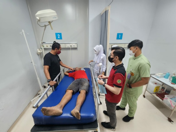 Perawat RSKK memeriksa kondisi Sapari, 48, pelaku pencurian di Alfamart Pare, Kediri, Jawa Timur hingga kemarin belum bisa dimintai keterangan karena kondidsi kesehatan pria itu belum pulih.