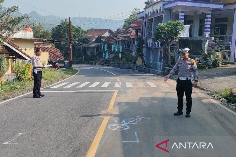 Personel Satlantas Polres Sukabumi menunjukkan lokasi kecelakaan yang menewaskan seorang pengendara motor setelah ditabrak oleh sebuah mobil di Jalan Raya Palabuhanratu, Kampung Sindangsari, Desa/Kecamatan Bantargadung, Kabupaten Sukabumi, Jawa Barat, pad