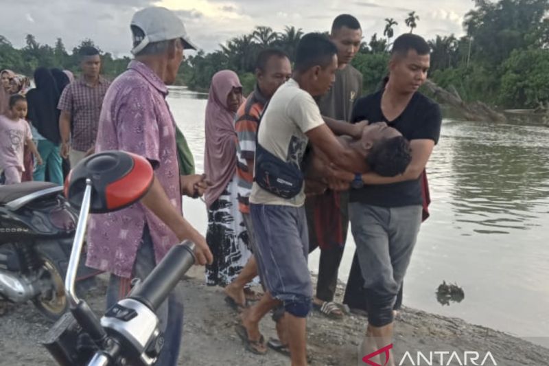  Warga menggotong jenazah seorang pelajar yang ditemukan meninggal dunia di aliran sungai di kawasan Desa Pulo Ie, Kecamatan Kuala, Kabupaten Nagan Raya, Provinsi Aceh, Ahad (4/6/2023) petang.