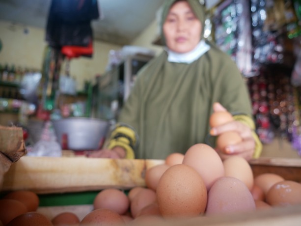 DITATA: Salah satu pedagang Pasar Lumajang baru saat menata telur ayam, beberapa waktu lalu. Hingga kini, masih ada beberapa komoditas dapur yang mahal.