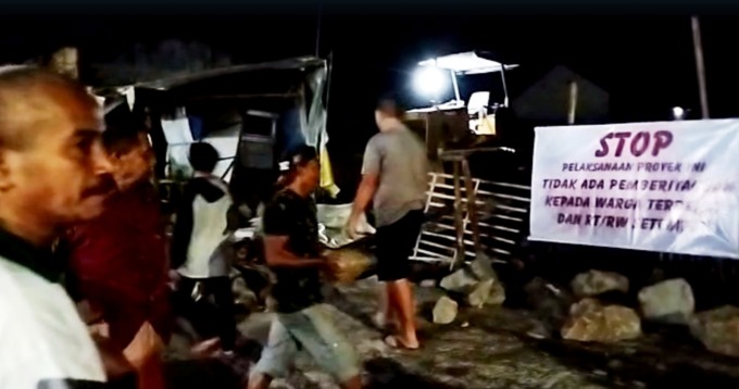 STOP PROYEK: Warga bersama pengurus RW mendatangi lokasi proyek pengurukan lahan di Jalan Hayam Wuruk, Kelurahan/Kecamatan Kaliwates, Jember, Kamis (1/6) dini hari. (Zaenul untuk Radar Jember)