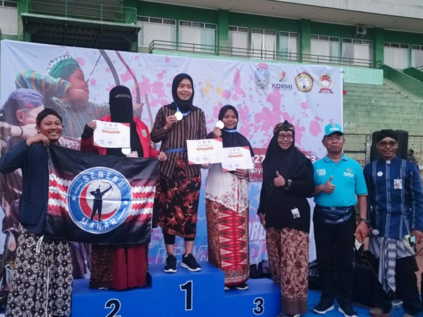 BIKIN BANGGA: Indana Zulfa (tengah) foto bersama seusai menerima medali pada ajang Festival Olahraga Rekreasi Daerah Jatim di Malang, 27 Mei. (Indana Zulfa untuk Radar Jember)