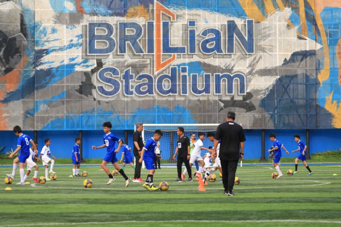 PEDULI: BRI Peduli memberikan apresiasi dana pendidikan prestasi olahraga kepada peserta terpilih dalam kegiatan ”BRImo Future Garuda”, Selasa (30/5) di BRILian Stadium, Fatmawati, Jakarta.