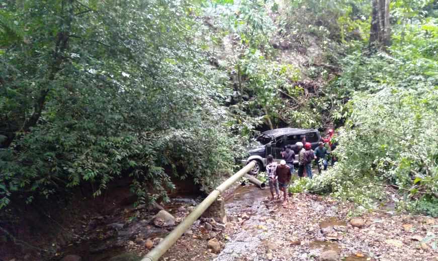 TERPEROSOK: Mobil Mitsubishi Kuda yang dikemudikan Fariz Syaiful Rizal, warga Dusun Tirtoasri, Desa Andongsari, Kecamatan Ambulu, Jember. Kendaraan itu kecelakaan di jurang Gumitir, Minggu (4/6) sore. (Polsek Silo untuk Radar Jember)