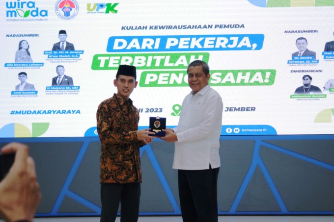 BERI APRESIASI: Rektor UIN KHAS Jember Prof Dr H Babun Suharto, SE, MM, menyerahkan cinderamata kepada Prof Dr KH M Asrorun Ni’am Sholeh MA, Deputi Bidang Pengembangan Pemuda Kemenpora RI, Selasa (6/6). (Humas UIN KHAS Jember untuk Radar Jember)