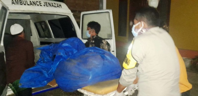 EVAKUASI: Petugas Polsek Puger dibantu warga dan tim medis, membawa jasad korban ke kamar mayat RSD dr Soebandi untuk autopsi. (Polsek Puger untuk Radar Jember)
