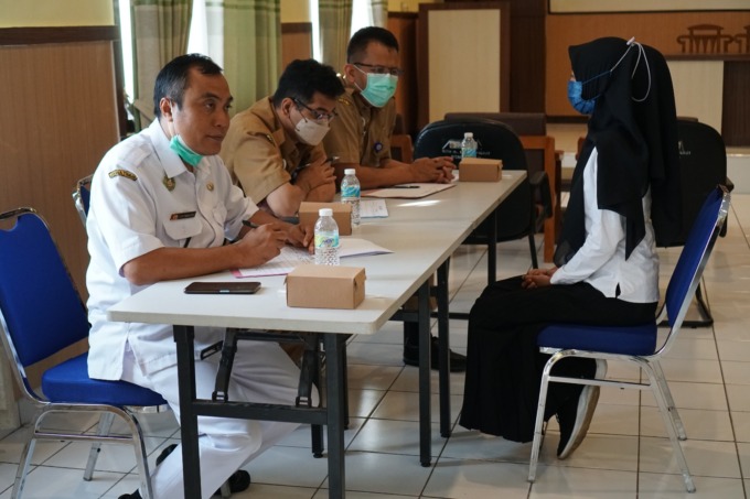 SERIUS: Tim seleksi calon karyawan RSUD dr H Koesnadi Bondowoso melakukan wawancara dengan pendaftar. (Humas RSUD dr H Koesnadi untuk Radar Jember)
