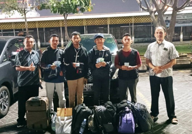 LULUSAN BERKUALITAS: Dua siswa SMKN 3 Bondowoso yang berangkat ke PT BGA Kalbar bersama sejumlah siswa dari SMK lain di Indonesia.
