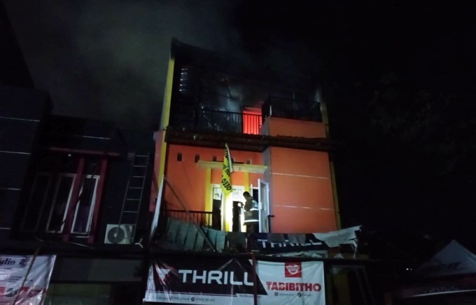 MENYALA: Ruko depan kampus Unmuh Jember terbakar, Rabu (7/6) malam.