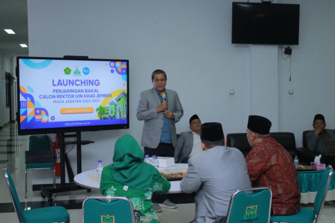 BERI PAPARAN: Rektor UIN KHAS Jember Prof Babun Suharto memberikan sambutan dan pesan dalam acara Launching Bakal Calon Rektor UIN KHAS Jember masa jabatan 2023-2027. (Humas UIN KHAS untuk Radar Jember)