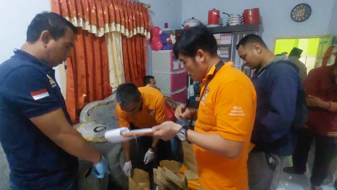 KUMPULKAN BUKTI: Tim Inafis Polres Jember melakukan olah TKP di lokasi pembunuhan anak kandung di Dusun Sumberlanas Barat, Desa Harjomulyo, Kecamatan Silo, Jember, Jumat (9/6). (Jumai/Radar Jember)