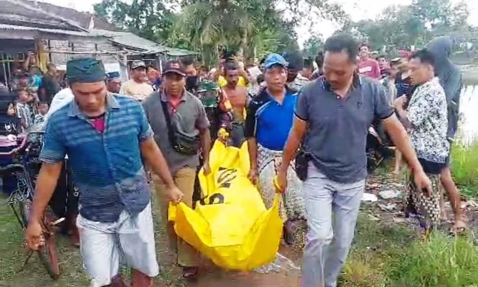 EVAKUASI: Petugas Polsek Sumberbaru dibantu warga membawa jasad korban ke Puskesmas Tanggul. Hasil pemeriksaan luar, tak ditemukan tanda kekerasan pada mayat yang belum diketahui identitasnya itu. (Polsek Sumberbaru untuk Radar Jember)