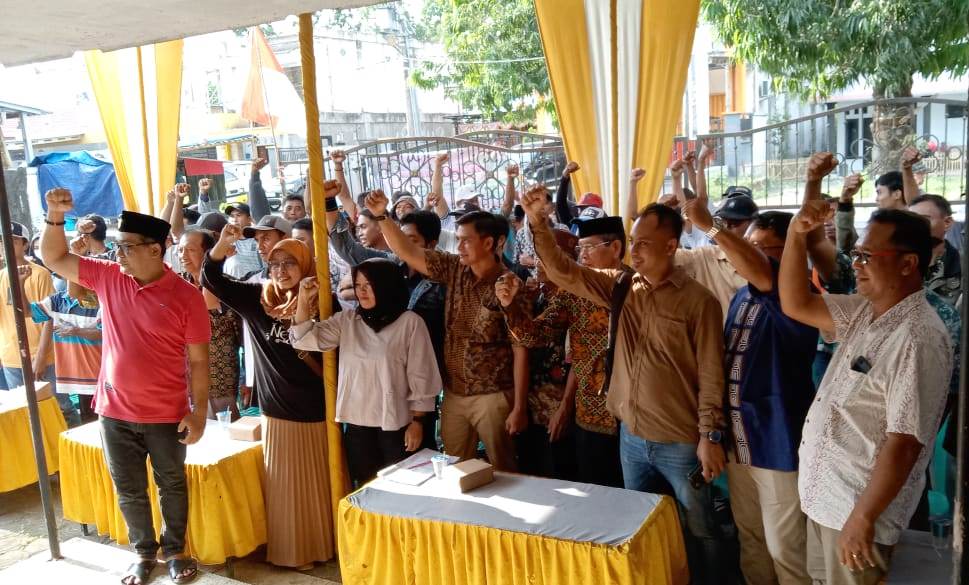 MENOLAK: Pertemuan JAPTI di rumah Ruslan, Jalan Raya Jember-Lumajang, Desa/Kecamatan Kencong, Jember, Minggu (11/6). Organisasi petani tembakau ini menolak RUU Kesehatan, karena dianggap mengkriminalisasi petani tembakau. (Yudi untuk Radar Jember)