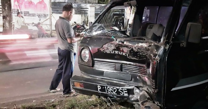 RUSAK PARAH: Bagian depan mobil Suzuki remuk setelah ditabrak oleh Honda Vario yang dikendarai korban. (Jumai/Radar Jember)