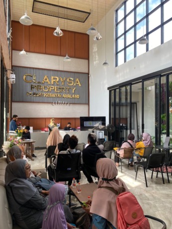 ANTRE: Sejumlah warga Lumajang yang sudah memesan hunian Grand Clarysa Property memilih letak hunian yang diimpi-impikan.