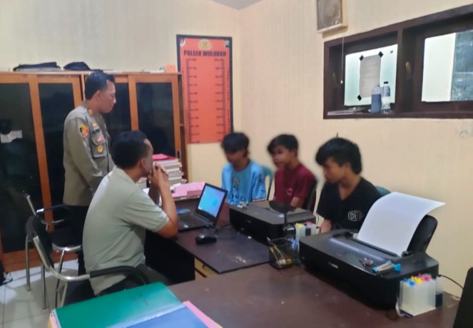JALAN PEMERIKSAAN: Penyidik Polsek Wuluhan Jember meminta keterangan tiga pelaku. Mereka disangka mencuri onderdil motor di sebuah bengkel wilayah hukum polsek setempat. (Polsek Wuluhan untuk Radar Jember)