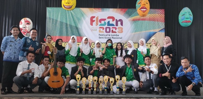 MEMBANGGAKAN: Siswa SMAN 2 Bondowoso peraih prestasi di ajang FLS2N foto bersama dengan dewan guru, pembina dan pelatih.