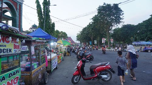 TETAP SEMANGAT: PKL yang biasanya berjualan di dalam Alun-Alun Jember berderet di Jalan RA Kartini, Jember.