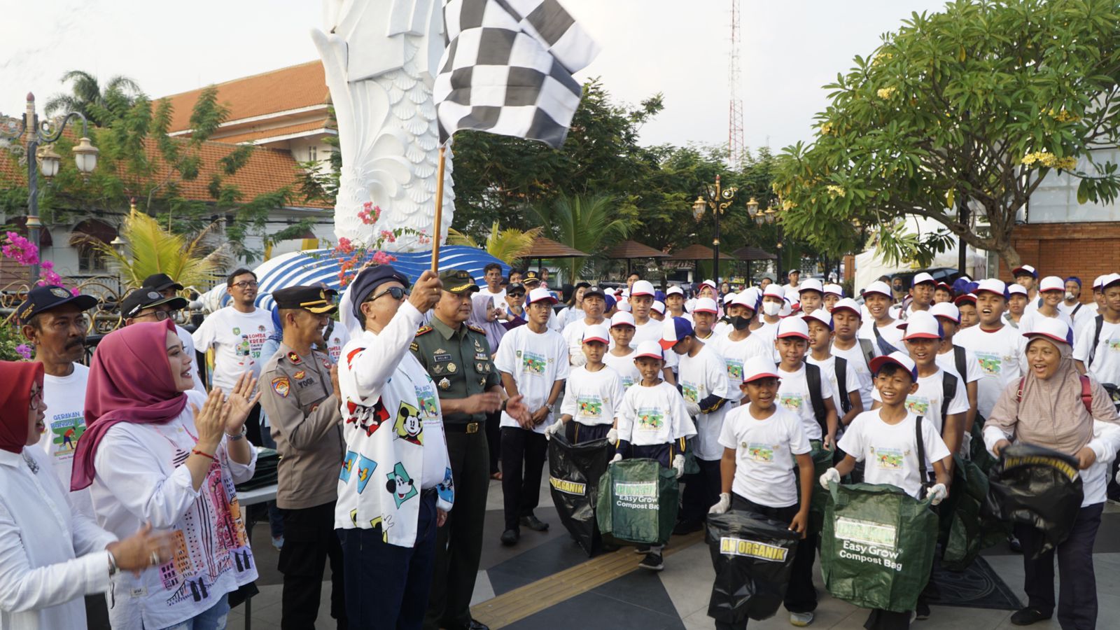 PEDULI LINGKUNGAN: Wali Kota Madiun Maidi memberangkatkan ratusan pelajar yang bersih-bersih saat Pasar Rakyat di PSC, Selasa (20/6).