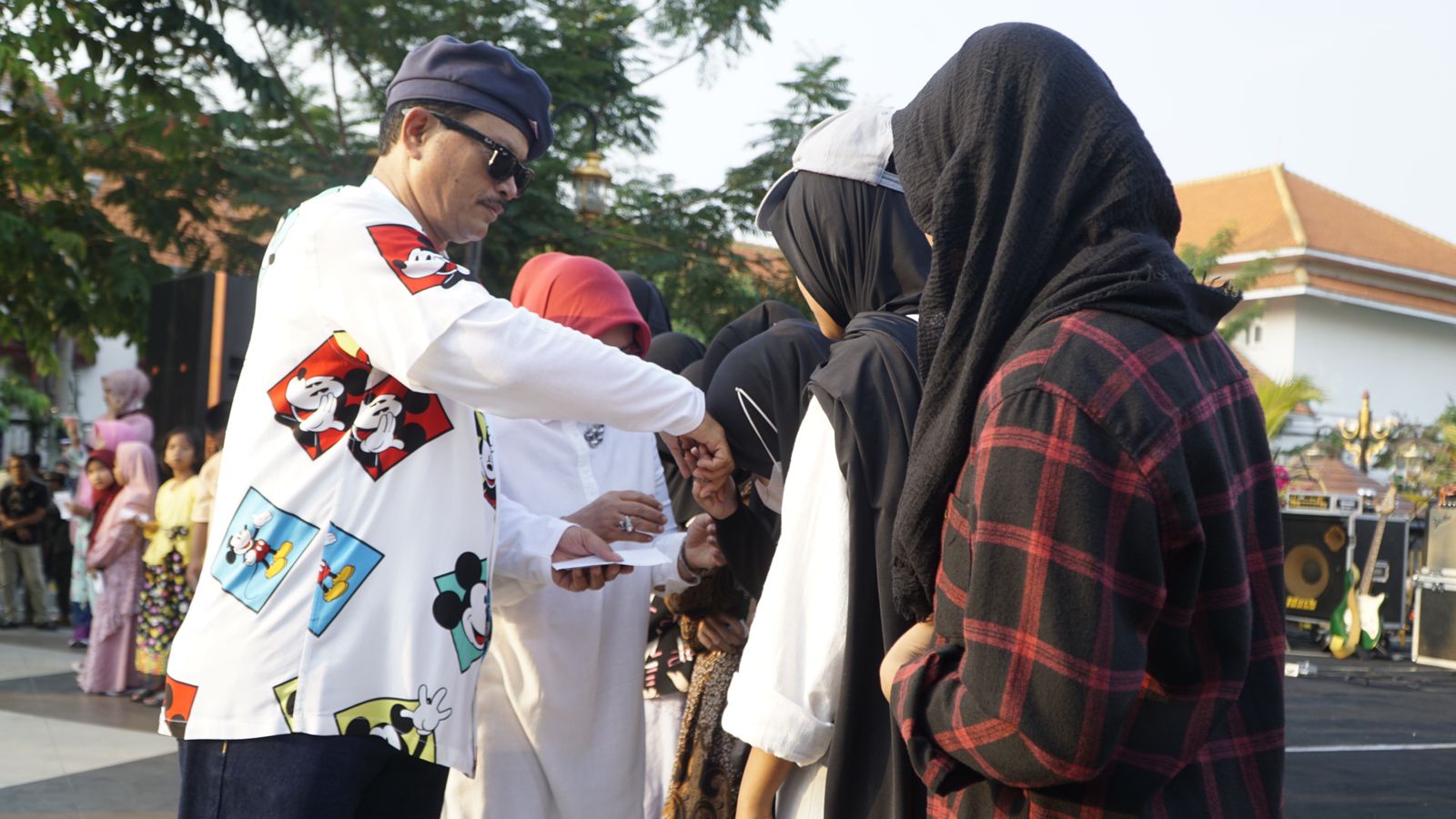 BERBAGI: Wali Kota Madiun Maidi berbagi bantuan kepada anak yatim piatu. (AYUDEA/RADAR MADIUN)