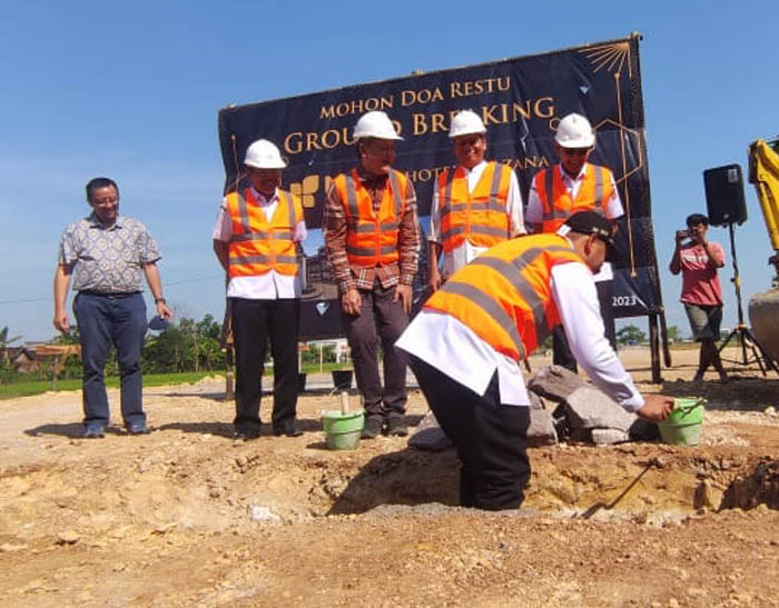 GROUNDBREAKING: Bupati Ngawi Ony Anwar Harsono meletakkan batu pertama pembangunan hotel bintang empat kemarin. (SATRIO JATI WASKITO/JAWA POS RADAR NGAWI)