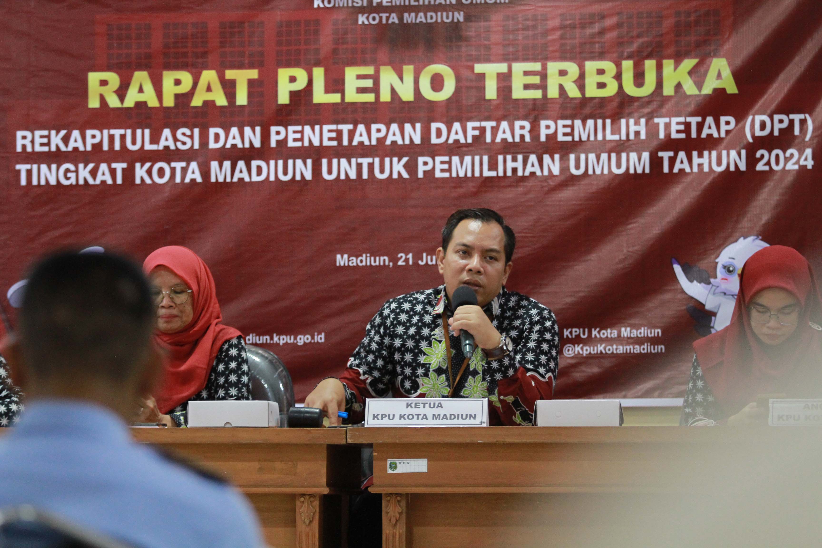 REKAPITULASI: KPU melakukan rapat pleno penetapan DPT Pemilu 2024 di Kota Madiun kemarin (21/6). (BAGAS BIMANTARA/RADAR MADIUN)