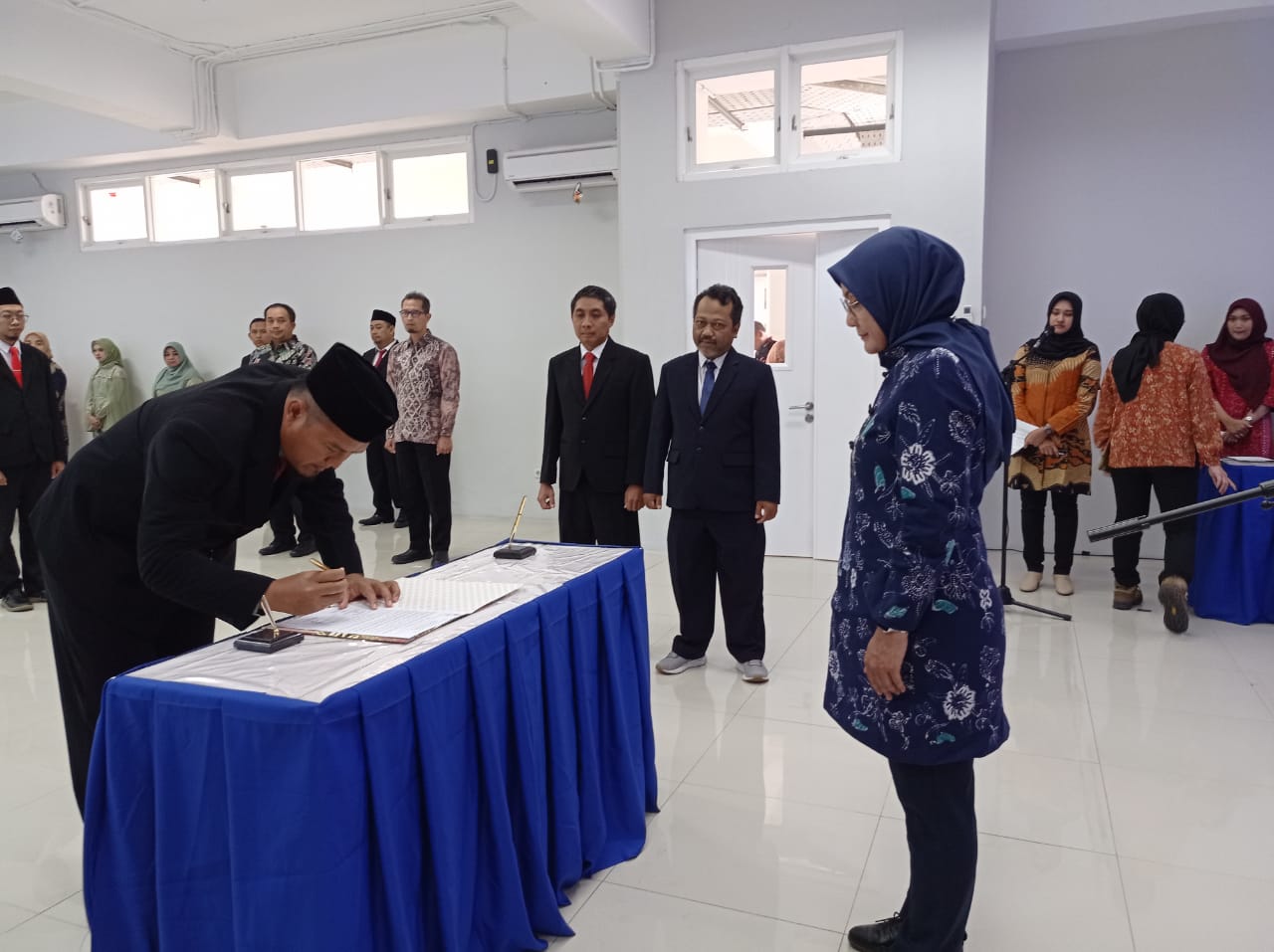 TENDIK: Dirjen Diksi Kemendikbudristek Kiki Yuliati melantik empat pejabat baru PNM pada Selasa (20/6) lalu di Kota Madiun. (PNM UNTUK RADAR MADIUN)
