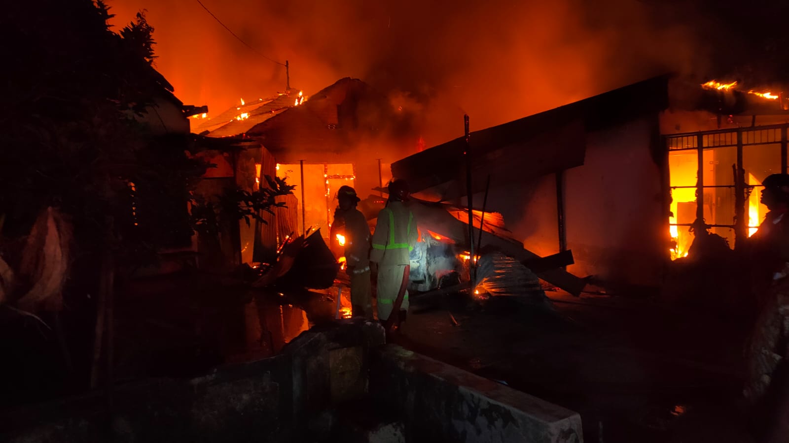 MEMBARA: Kobaran api saat melahap rumah dan toko milik Sudarman di Jalan Raya Dungus, Desa Munggut, Wungu, dini hari kemarin.&nbsp;(ISTIMEWA)