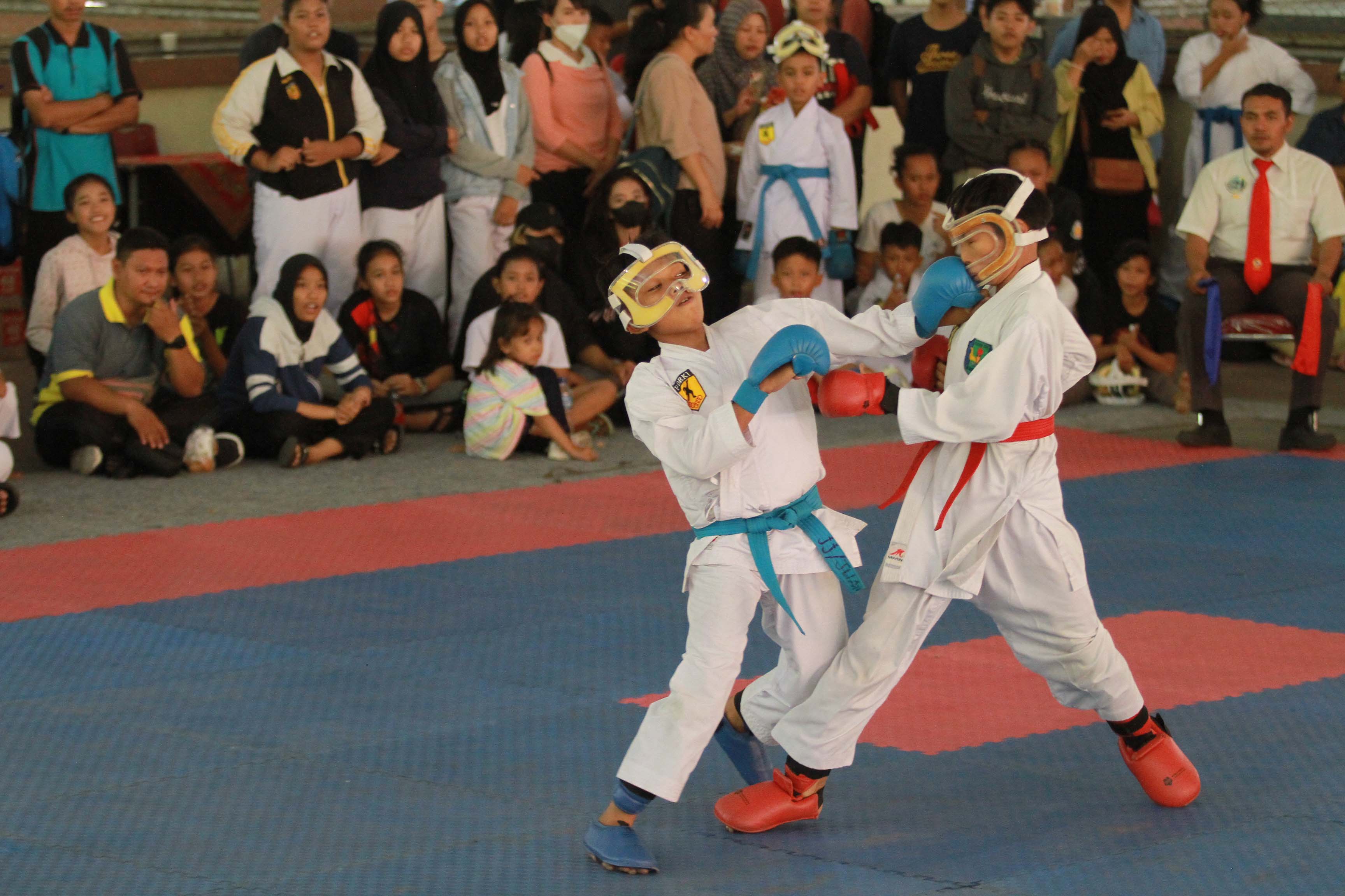 UNJUK GIGI: Puluhan siswa turun dalam cabor karate yang dipertandingkan dalam O2SN tingkat SD-SMP di kompleks GOR Wilis kemarin (21/6). (BAGAS BIMANTARA/RADAR MADIUN)