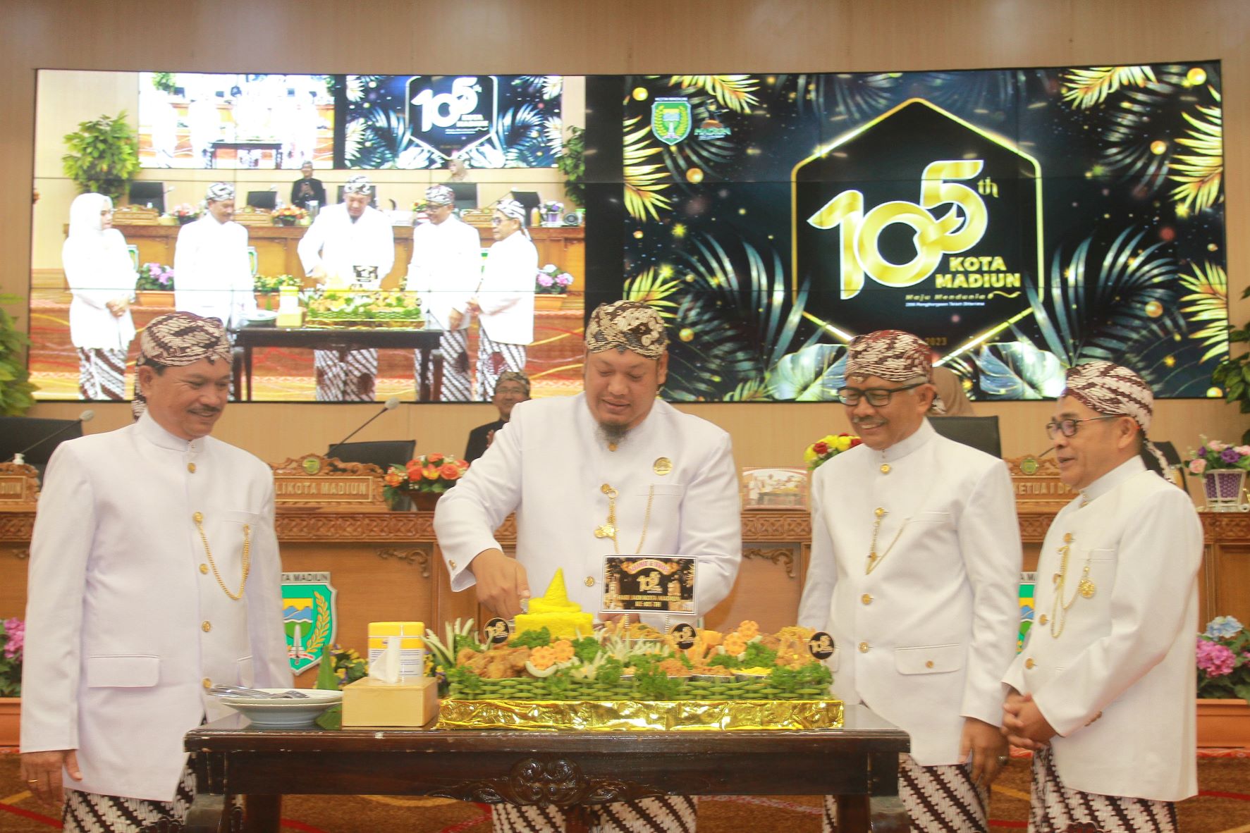 POTONG TUMPENG: Ketua DPRD Andi Raya BMS beserta Wali Kota Maidi serta Wawali Inda Raya dalam rapat paripurna istimewa memperingati&nbsp;HUT ke-105 Kota Madiun. (BAGAS BIMANTARA/RADAR MADIUN)