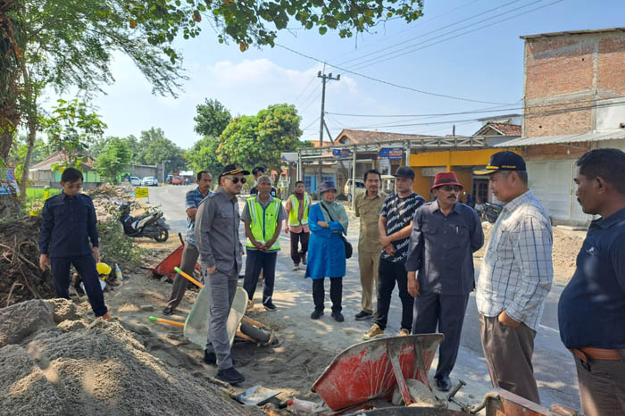 PENGAWASAN: Rombongan Komisi IV DPRD Ngawi melakukan inspeksi salah satu proyek infrastruktur jalan, Selasa (20/6). (KOMISI IV DPRD UNTUK JAWA POS RADAR NGAWI)